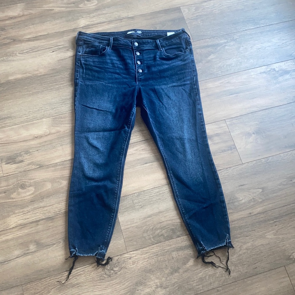 Like new! Size 16 Old navy Super Skinny Ankle Mid Rise Jeans.